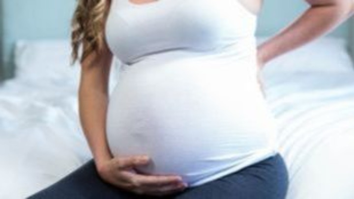 Μια βαθιά μετατόπιση στο προφίλ της μητρότητας στην Ελλάδα αποκαλύπτουν τα νεότερα δημογραφικά δεδομένα, καθώς οι γεννήσεις δεν μειώνονται μόνο σε αριθμό, αλλά αλλάζουν και ως προς την ηλικία των μητέρων