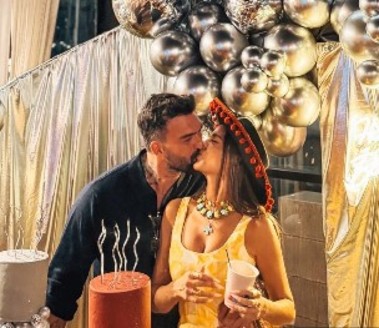 Το φιλί της Ρίας Ελληνίδου και του Δημήτρη Αλεξάνδρου στο πάρτι γενεθλίων τους
