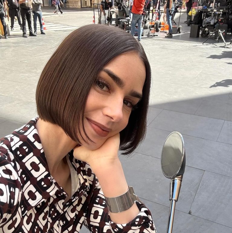 Η Lily Collins σε γυρίσματα για το Emily in Paris