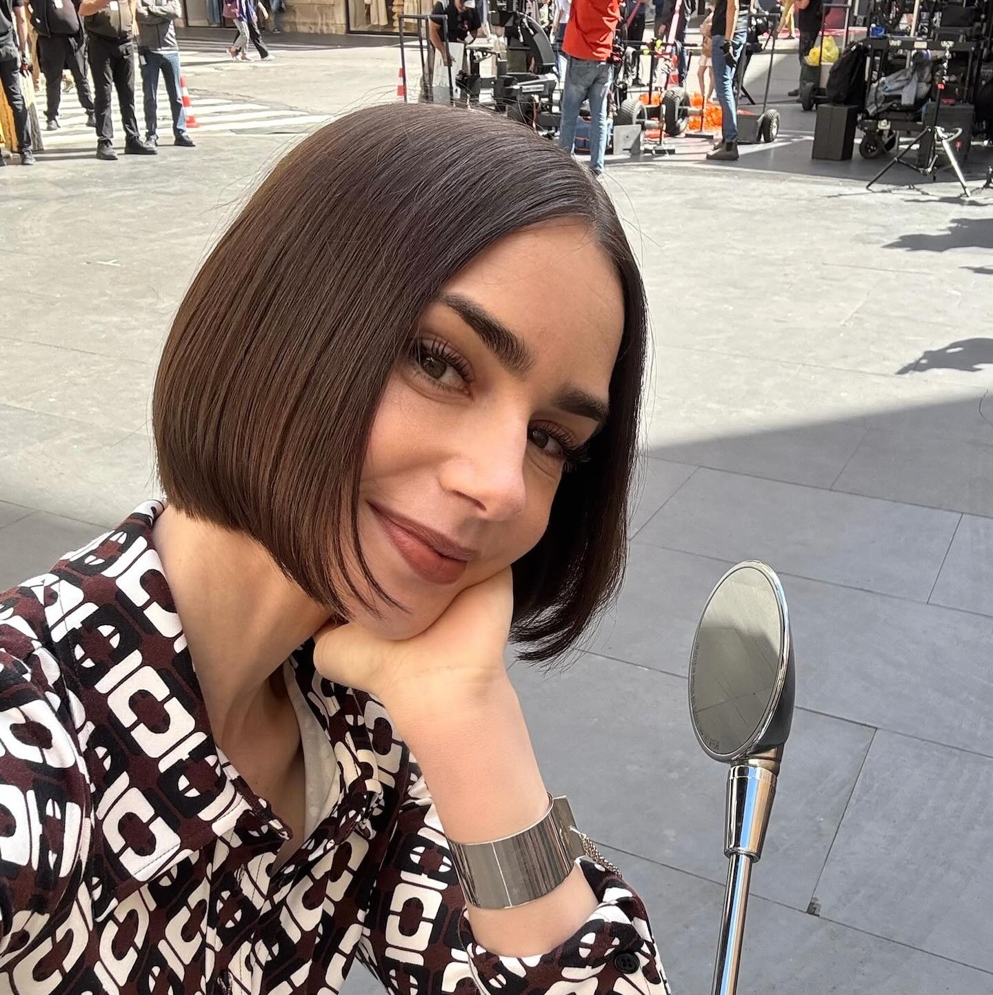 Η Lily Collins σε γυρίσματα για το Emily in Paris