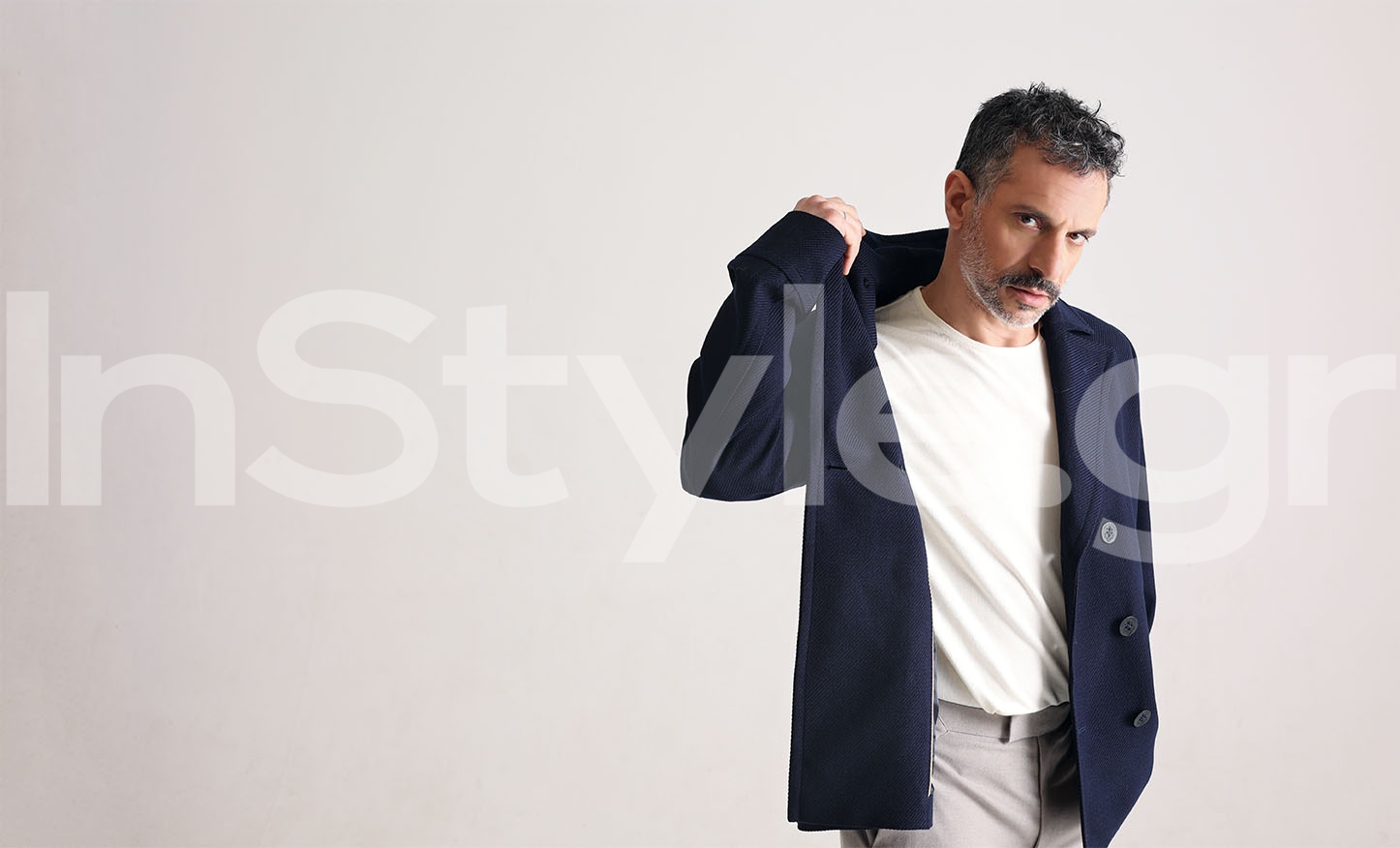Μια εκφραστική φωτογραφία του Γιώργου Χρανιώτη, που κοιτάζει πέρα από την κάμερα, σε μια στοχαστική στιγμή.