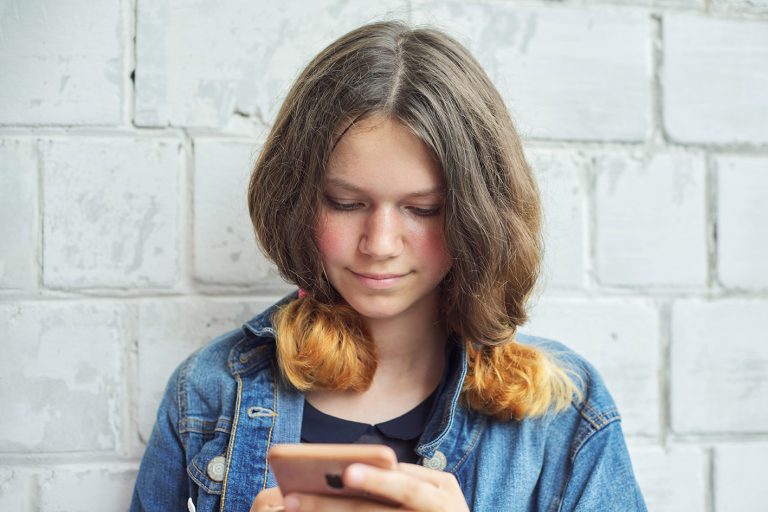 Νέο κορίτσι χαζεύει στα social media.