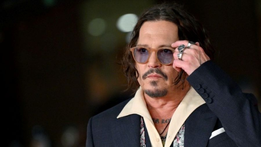 Στο πλευρό του Depp πρωταγωνιστούν η Madelyn Cline και η Penélope Cruz. Τη σκηνοθεσία υπογράφει ο Marc Webb ενώ το σενάριο έγραψε ο Zach Dean.