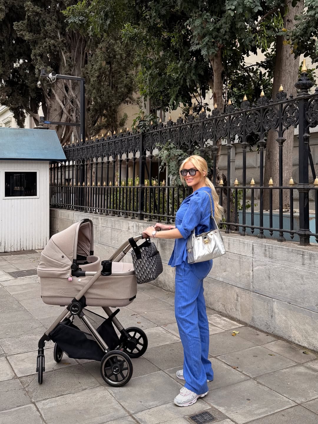Η βόλτα της Κατερίνας Καινούργιου με την κόρη της στο κέντρο της Αθήνας
