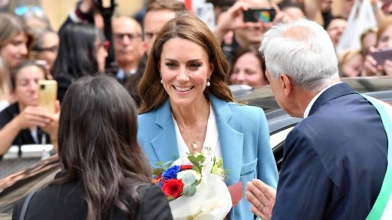 Η Kate, η σύζυγος του διαδόχου του βρετανικού θρόνου πρίγκιπα William, επισκέπτεται την Ιταλία στο πλαίσιο των δραστηριοτήτων της για την ανάπτυξη στην πρώιμη παιδική ηλικία, ένα κεντρικό θέμα του δημοσίου έργου της.