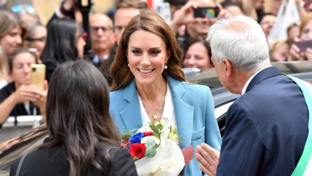 Η Kate, η σύζυγος του διαδόχου του βρετανικού θρόνου πρίγκιπα William, επισκέπτεται την Ιταλία στο πλαίσιο των δραστηριοτήτων της για την ανάπτυξη στην πρώιμη παιδική ηλικία, ένα κεντρικό θέμα του δημοσίου έργου της.