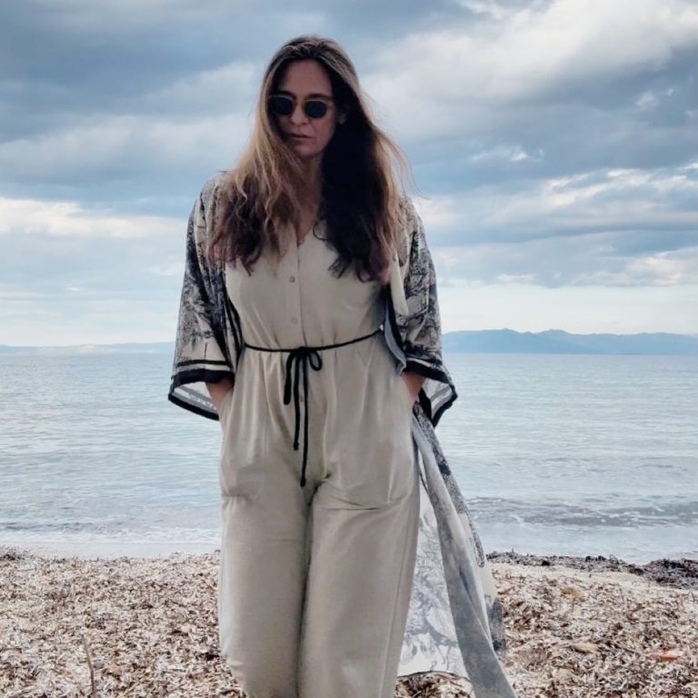 Η Κωνσταντίνα Μπεκιάρη δίπλα στη θάλασσα