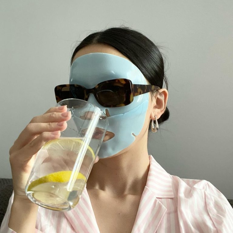 Κοπέλα με skincare μάσκα προσωπου υδρογέλης