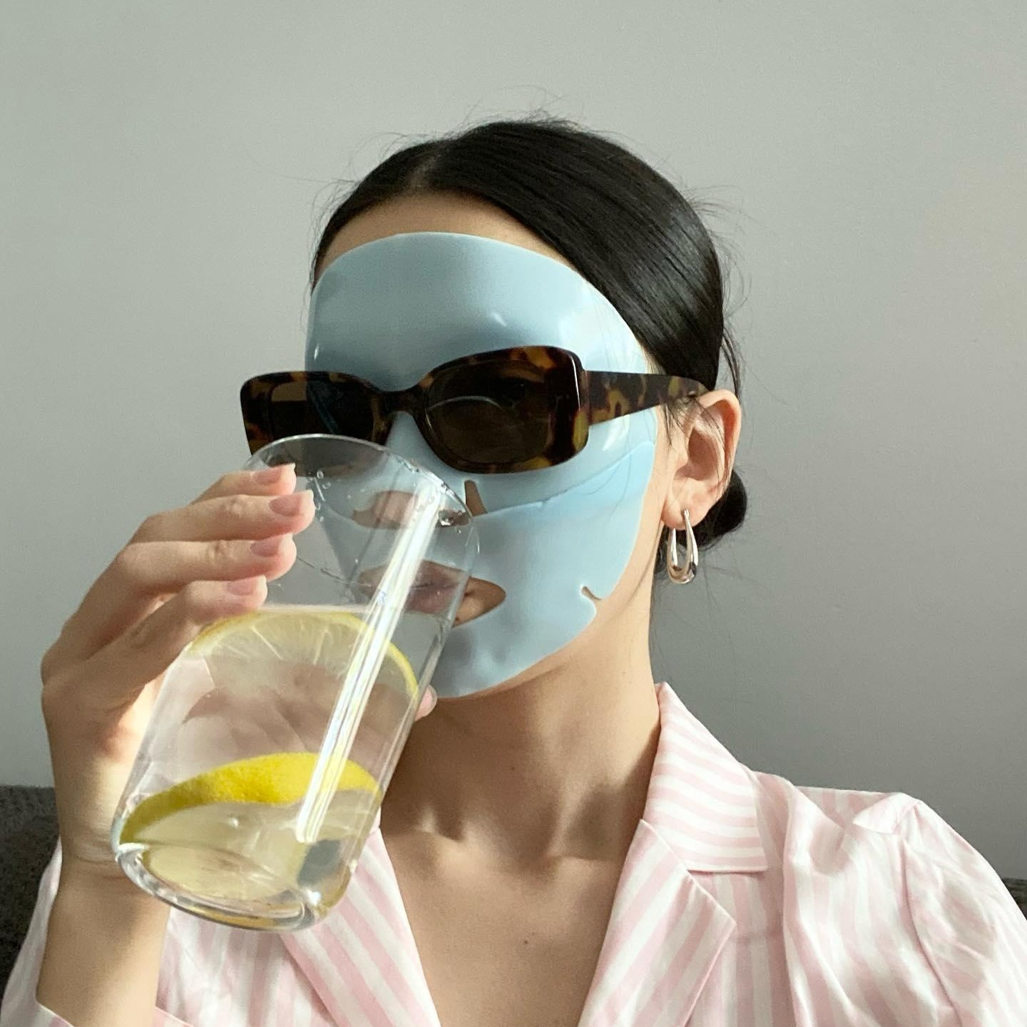 Κοπέλα με skincare μάσκα προσωπου υδρογέλης