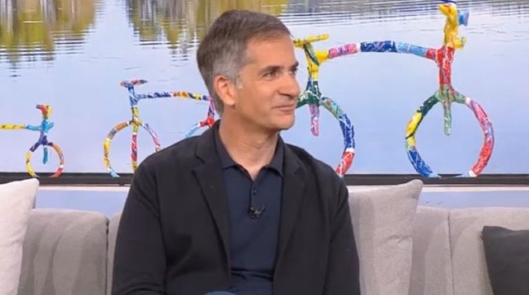 Ο Κώστας Μπακογιάννης μίλησε μεταξύ άλλων για την αποχώρηση της συζύγου του, Σίας Κοσιώνη από τον ΣΚΑΪ, αλλά και την έκπληξη που της έκανε μαζί με τα παιδιά του.