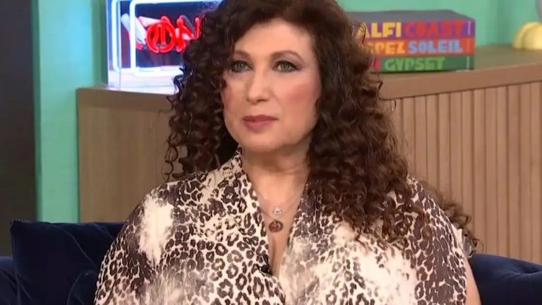 Η Μαντώ μίλησε για τη συνεργασία της στα πρώτα της βήματα με σπουδαίους συναδέλφους της, όπως ο Γιάννης Πουλόπουλος και η Μαρινέλλα.