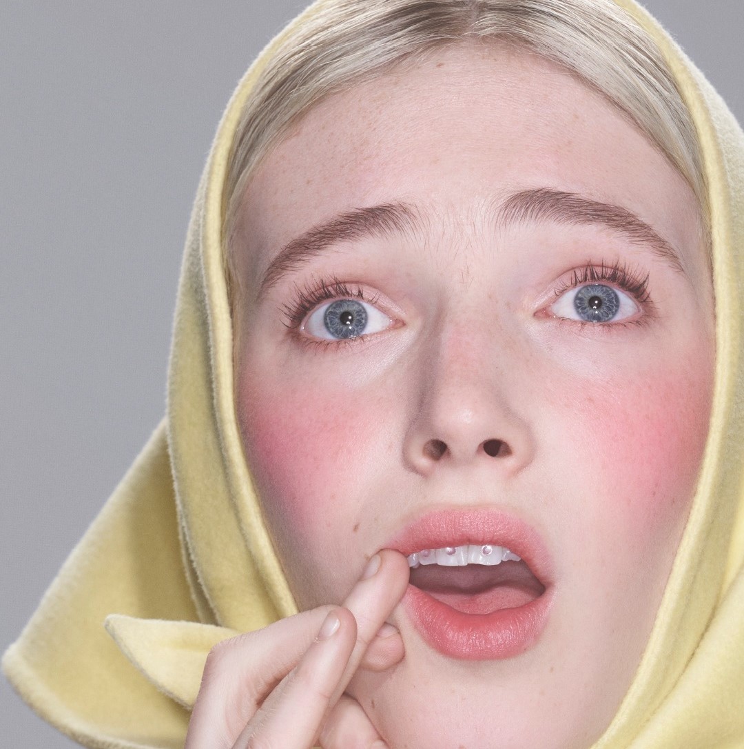 Μοντέλο με μακιγιάζ Marc Jacobs Beauty