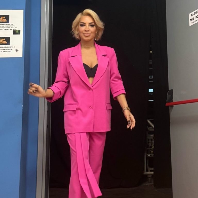 Η Μαριάντα Πιερίδη με ροζ κοστούμι