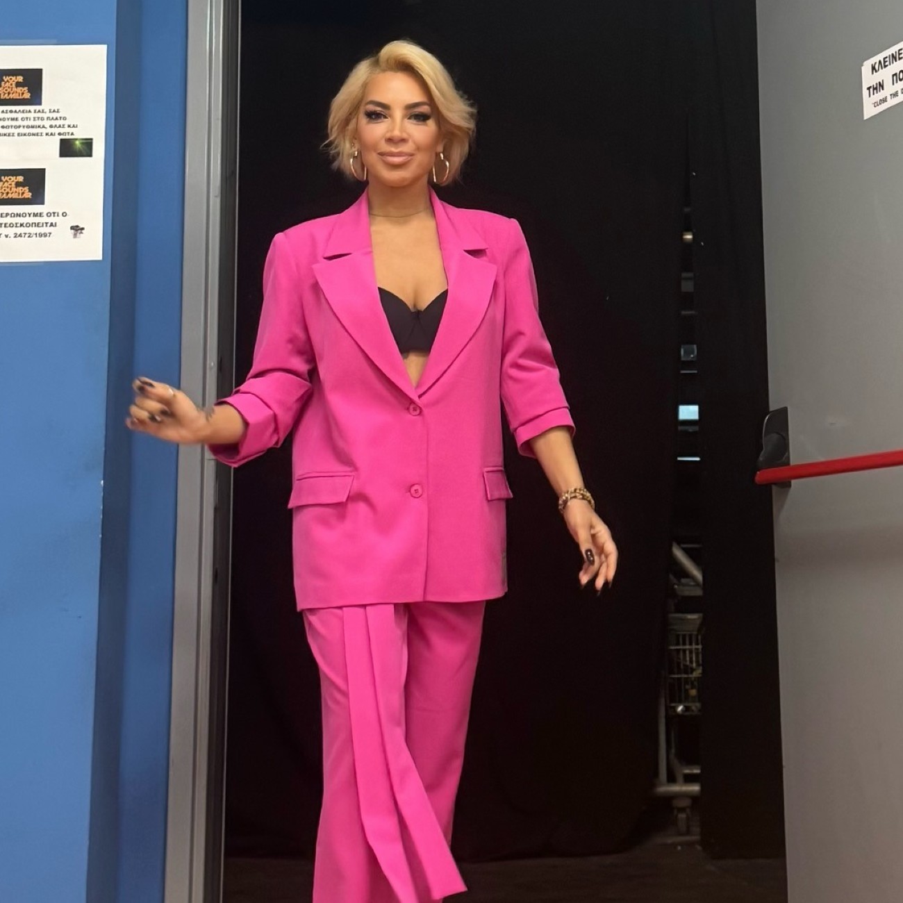 Η Μαριάντα Πιερίδη με ροζ κοστούμι