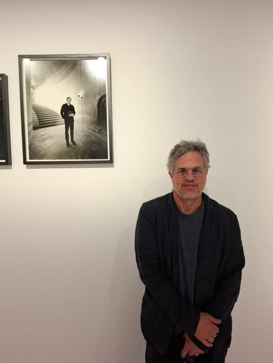 O Mark Ruffalo επισκέφτηκε την έκθεση φωτογραφίας του σκηνοθέτη Γιώργου Λάνθιμου που παρουσιάζεται στη Στέγη Ιδρύματος Ωνάση έως τις 17 Μαΐου 2026.