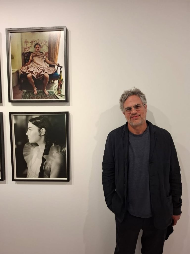 O Mark Ruffalo επισκέφτηκε την έκθεση φωτογραφίας του σκηνοθέτη Γιώργου Λάνθιμου που παρουσιάζεται στη Στέγη Ιδρύματος Ωνάση έως τις 17 Μαΐου 2026.