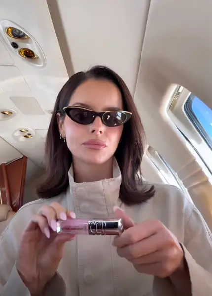 Maura Higgins με το L’Oréal Paris Plump Ambition pH Hyaluron Lip Oil