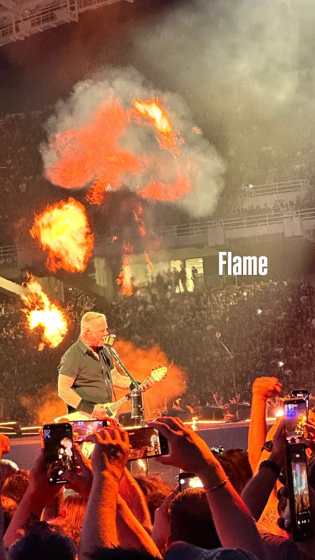 Πλάνα από τη συναυλία των Metallica στην Αθήνα στο κατάμεστο ΟΑΚΑ.