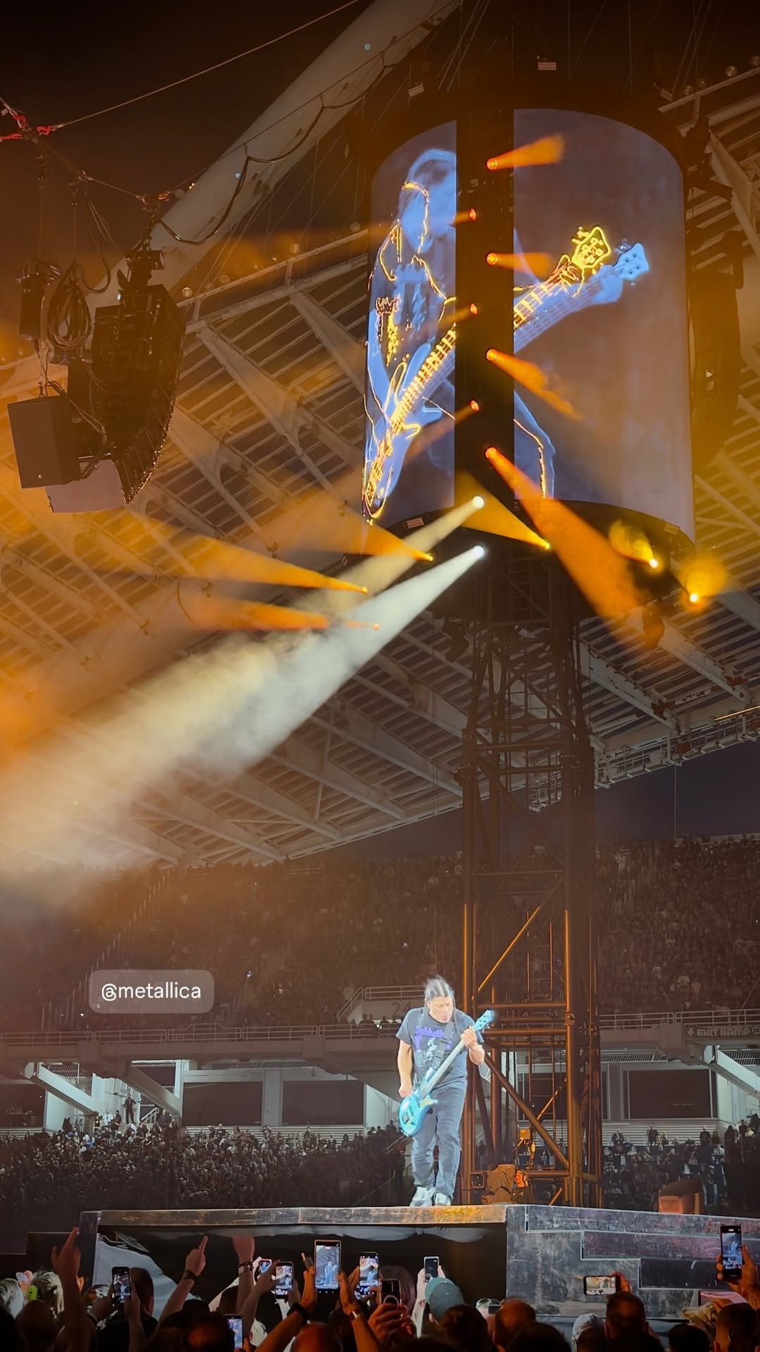 Πλάνα από τη συναυλία των Metallica στην Αθήνα στο κατάμεστο ΟΑΚΑ.