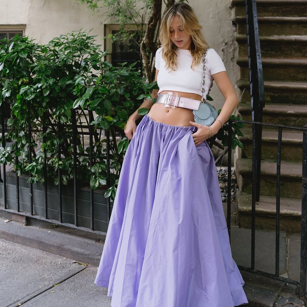 Μία πλούσια μάξι φούστα σε misty lavender συναντά ένα απλό λευκό crop τοπ.