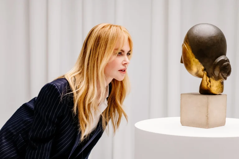 H Nicole Kidman στον οίκο δημοπρασιών Christie’s στο Rockefeller Center της Νέας Υόρκης, θαυμάζει από κοντά τη θρυλική γλυπτική δημιουργία του Constantin Brancusi με τίτλο “Danaïde”.