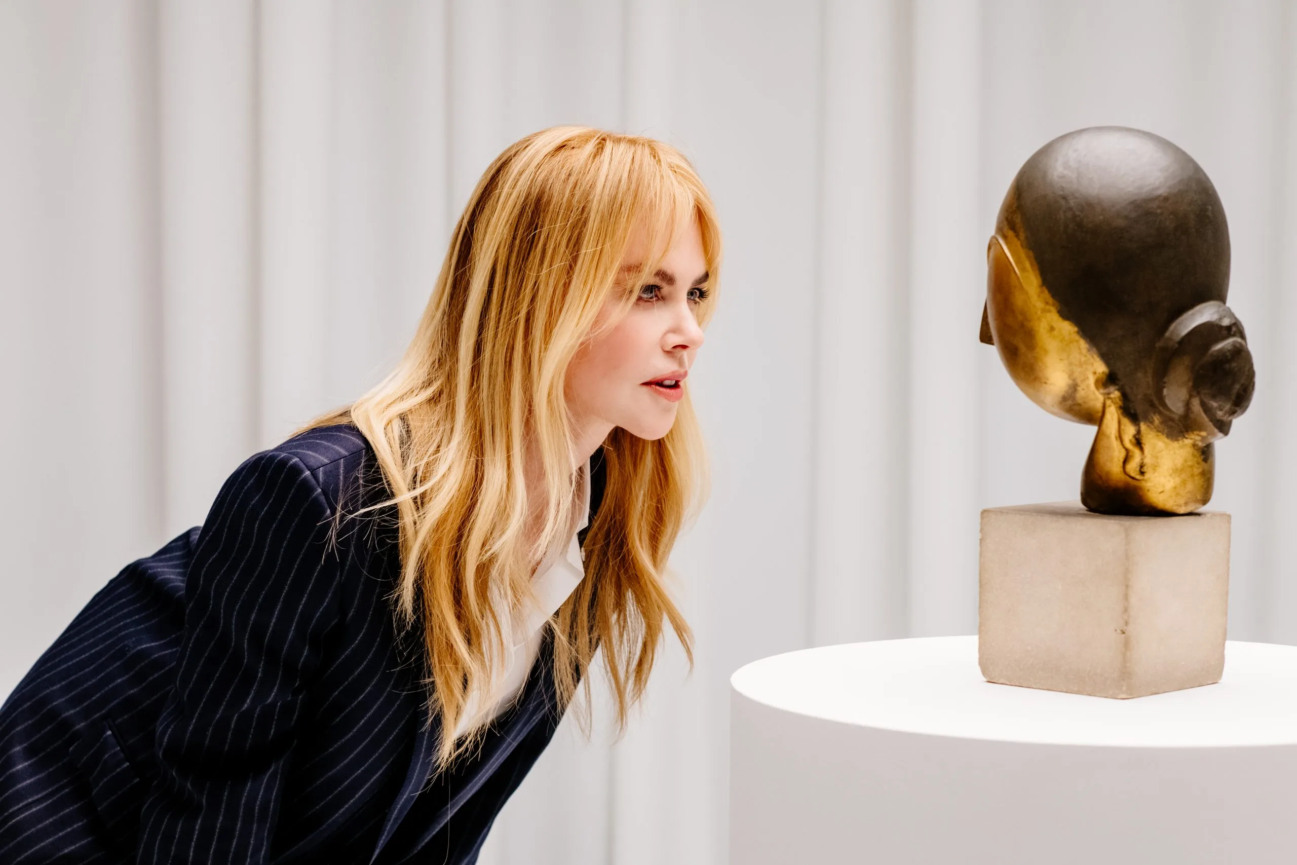 H Nicole Kidman στον οίκο δημοπρασιών Christie’s στο Rockefeller Center της Νέας Υόρκης, θαυμάζει από κοντά τη θρυλική γλυπτική δημιουργία του Constantin Brancusi με τίτλο “Danaïde”.