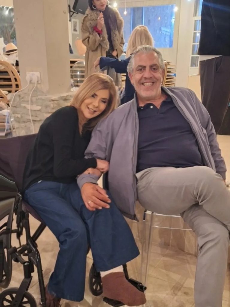 Η Βάσια Παναγοπούλου με τον Κούλλη Νικολάου στο τελευταίο της γύρισμα στη "Γη της Ελιάς"