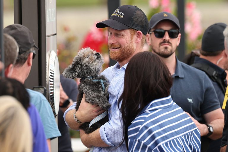 O Prince Harry κρατάει έναν σκύλο καθώς συναντά το κοινό στο Cruising Yacht Club of Australia στις 17 Απριλίου 2026 στο Σίδνεϊ της Αυστραλίας.