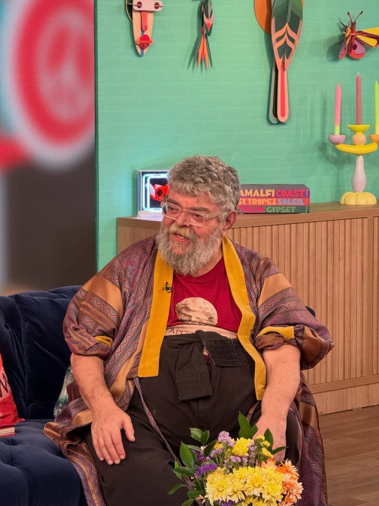 O Σταμάτης Κραουνάκης μίλησε μεταξύ άλλων για τις απώλειες αγαπημένων του προσώπων και ιδιαίτερα για αυτή του Γιώργου Μαρίνου, με τον οποίο συνδεόταν με στενή φιλία.