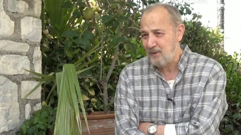 Ο Στέλιος Μάινας μίλησε μεταξύ άλλων για τα παιδικά του χρόνια, τη σχέση με τον πατέρα του ο οποίος ήταν ναυτικός, αλλά και τον τρόπο που η δική του γενιά αντιμετώπιζε τις δυσκολίες, χωρίς ψυχοθεραπεία.