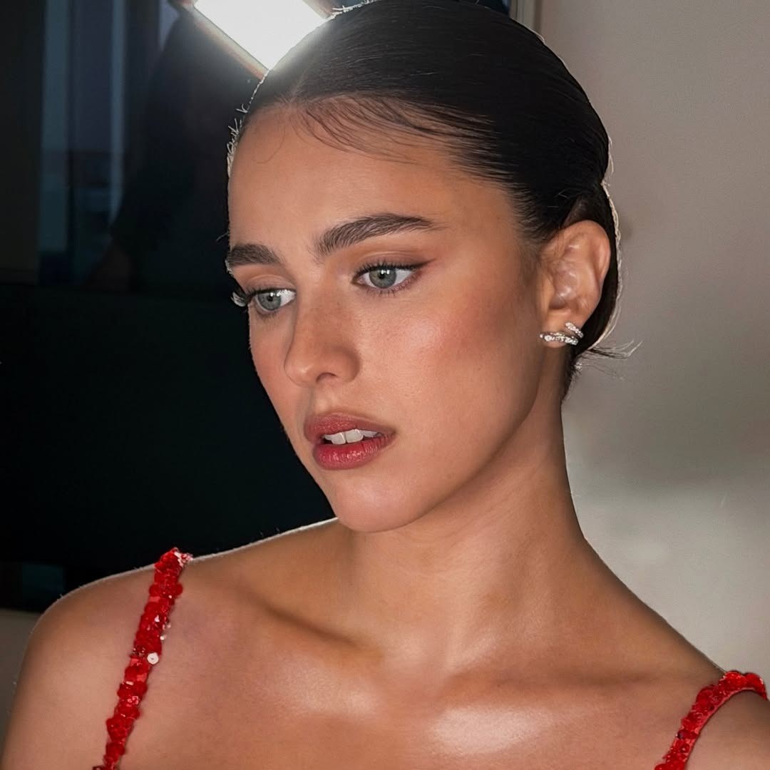 H Margaret Qualley με τεχνική tightlining στα μάτια