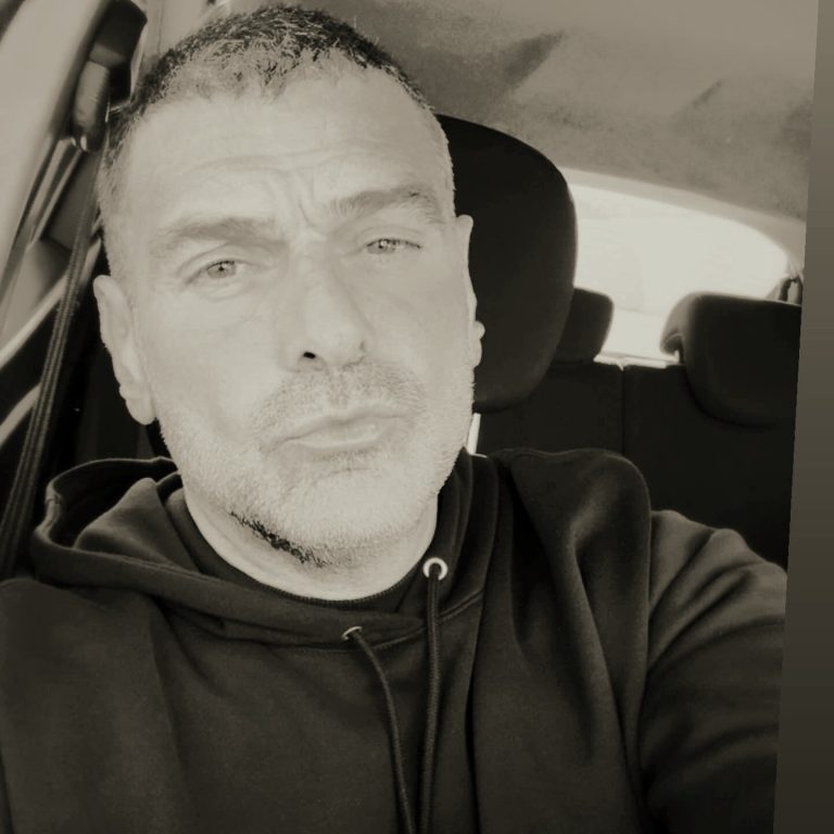 Ο Τόνυ Μαυρίδης σε ασπρόμαυρη φωτογραφία στο αυτοκίνητό του
