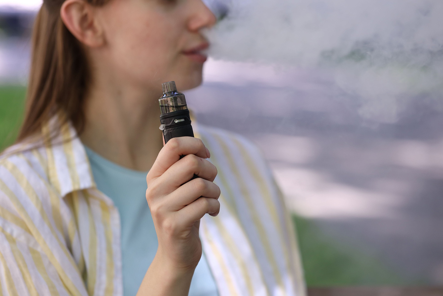 Γυναίκα με ηλεκτρονικό τσιγάρο. Mήπως το vape που χρησιμοποιείτε δεν είναι αυτό που νομίζετε;