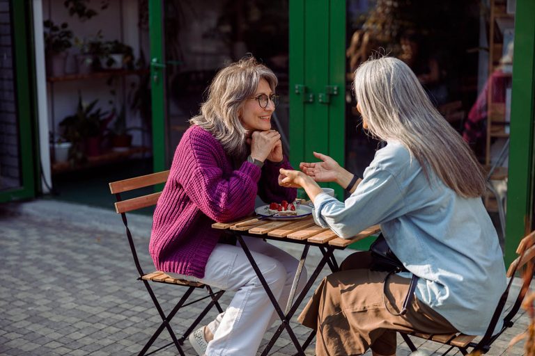 Δύο φίλες μέσης ηλικίας σε καφέ για κουβεντούλα