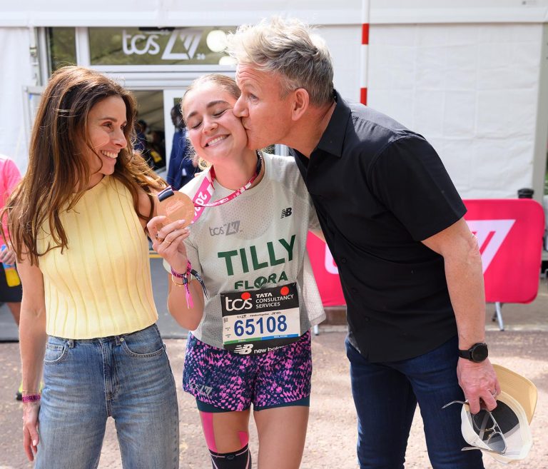 H Tana Ramsay με τον σύζυγό της Gordon Ramsay, ο οποίος δίνει φιλί στο μάγουλο στην κόρη τους Tilly Ramsay μετά τον τερματισμός της στον Μαραθώνιο του Λονδίνου στις 26 Απριλίου 2026.