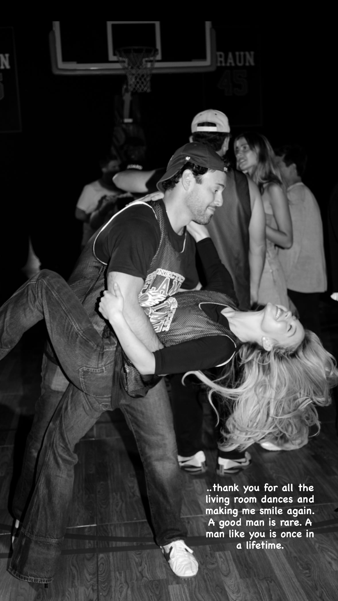 Η Sydney Sweeney χορεύει αγκαλιά με τον σύντροφό της