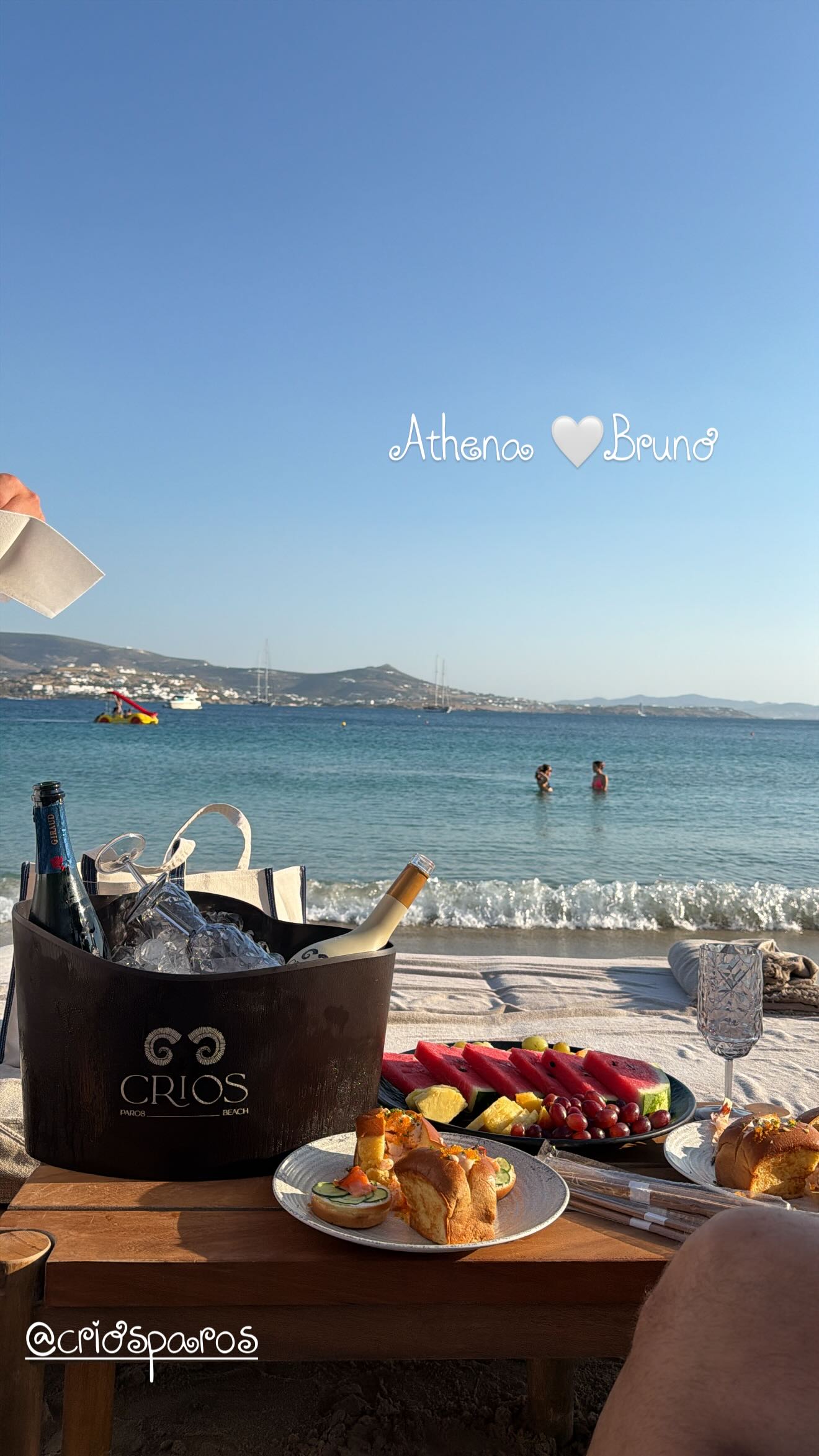 Η φωτογραφία της Φαίης Σκορδά από το beach bar Crios στην Πάρο