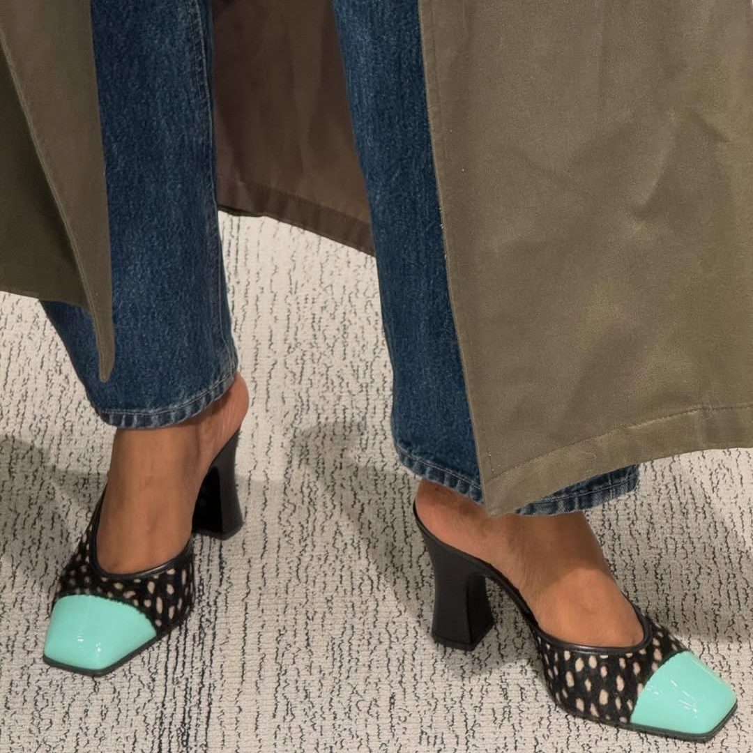 Slingback peep-toe τακούνια στην πιο hot mint απόχρωση του μπλε.