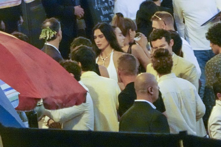 H Dua Lipa και ο Callum Turner εμφανίζονται πριν από τον γάμο τους στην Piazza Croce Dei Vespri στις 5 Ιουνίου 2026 στο Παλέρμο της Ιταλίας.