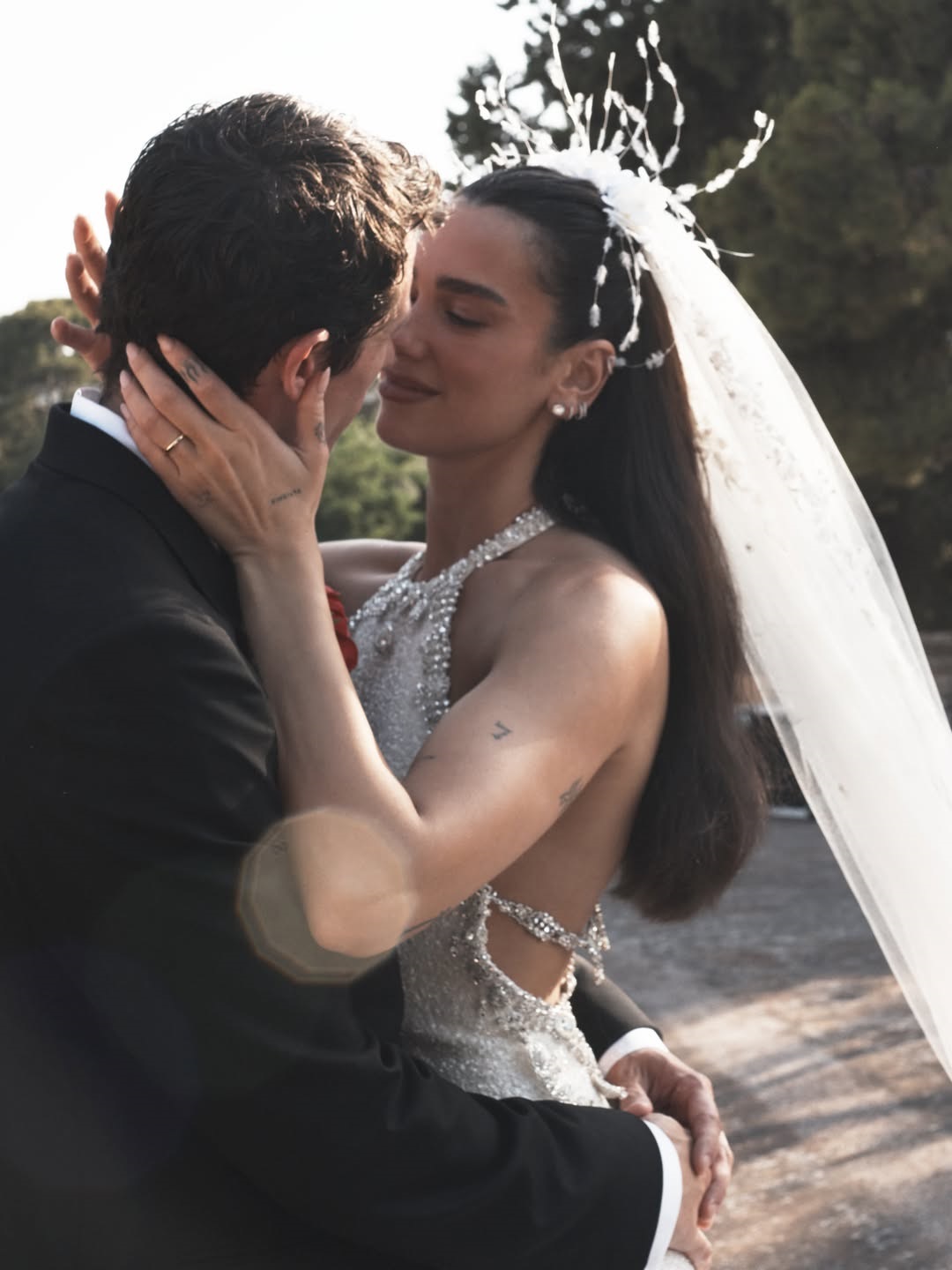 H Dua Lipa & o Callum Turner. Φωτογραφίες από τον γάμο τους.