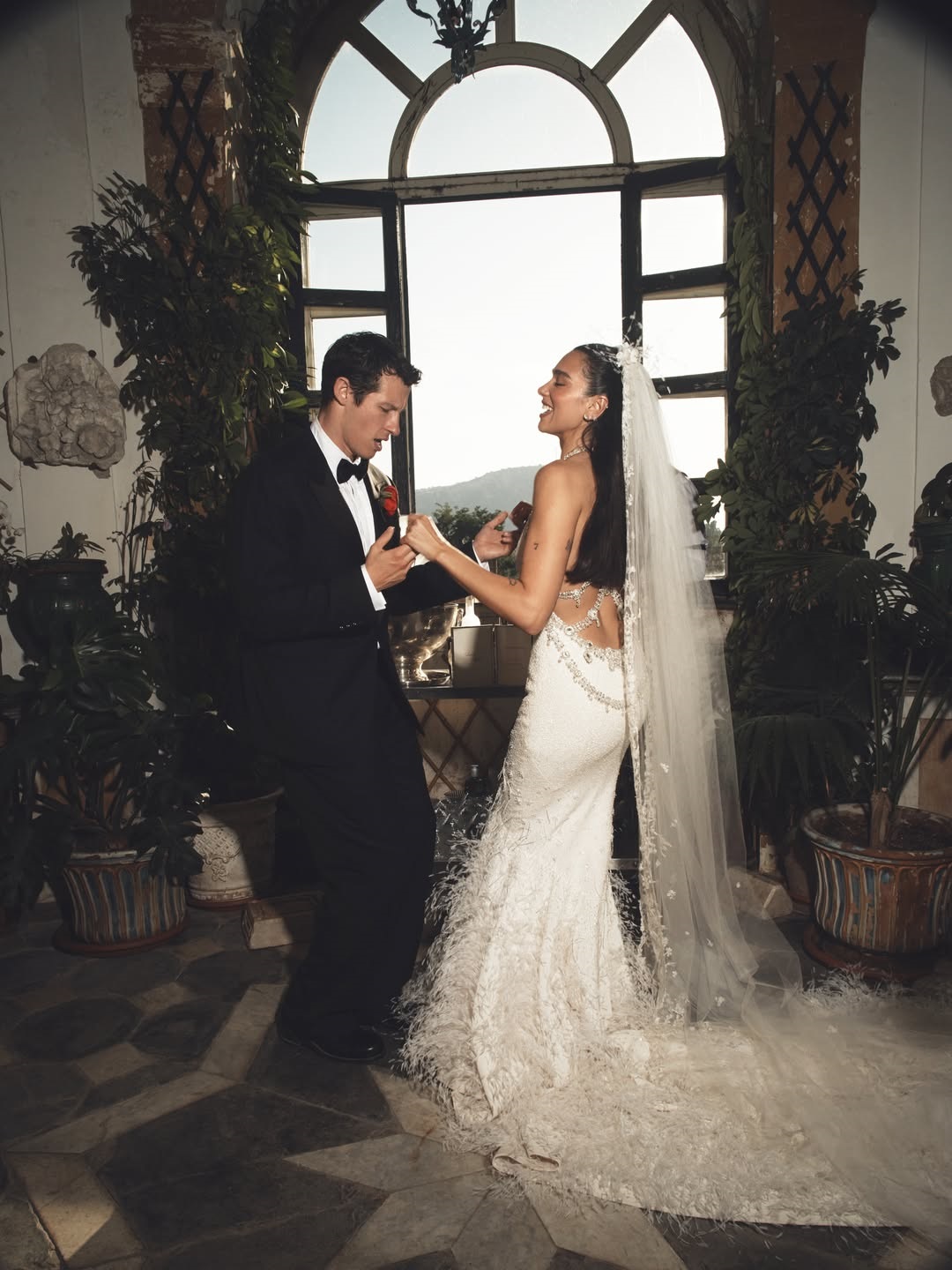 H Dua Lipa & o Callum Turner. Φωτογραφίες από τον γάμο τους.