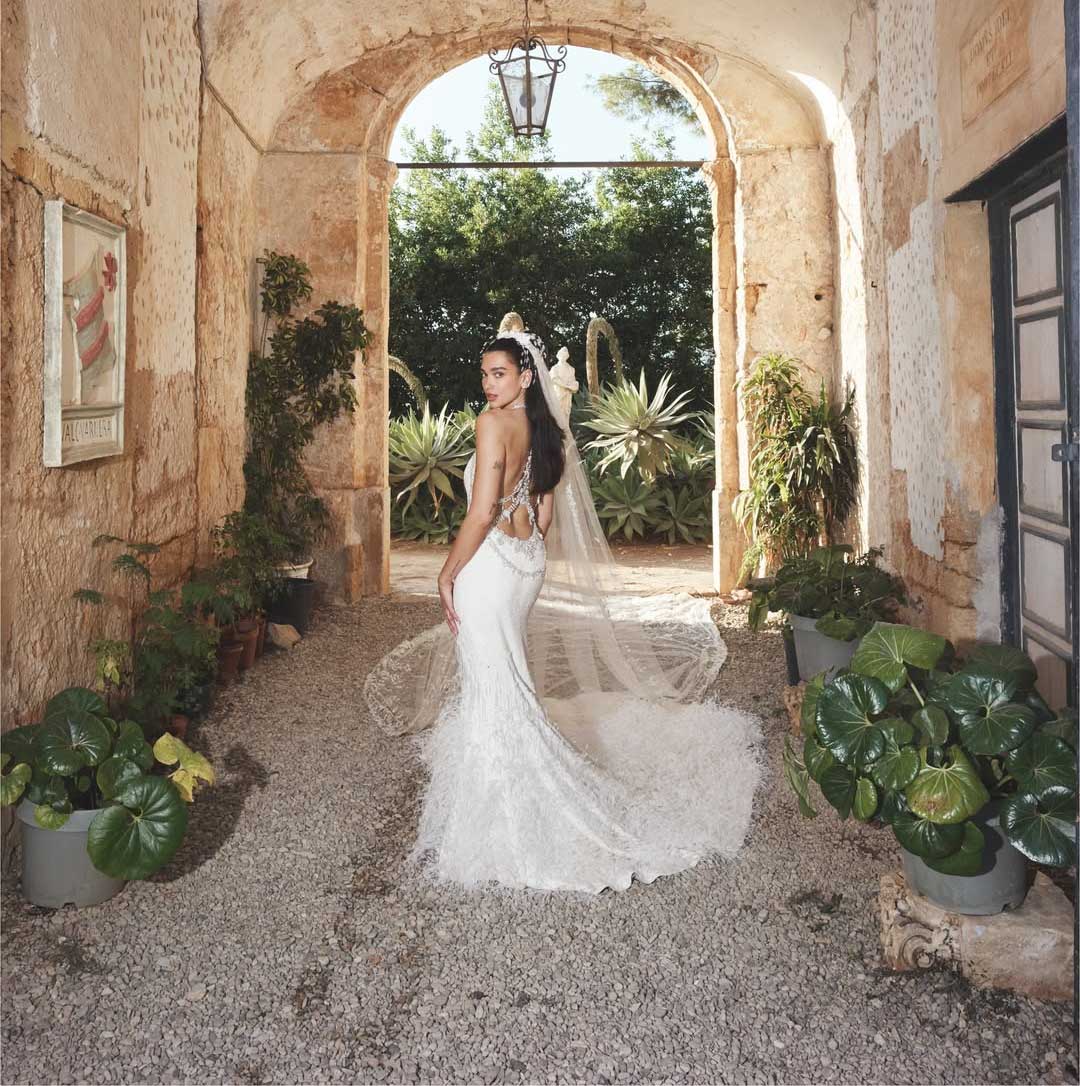 Dua Lipa νύφη φωτογραφίζεται μόνη της στη βίλα στο Παλέρμο όπου έγινε ο γάμος της με τον Callum Turner.