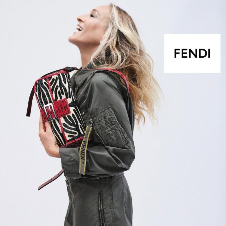 Η Sarah Jessica Parker σε καμπάνια του οίκου Fendi, κρατώντας την εμβληματική τσάντα ώμου Fendi Baguette.