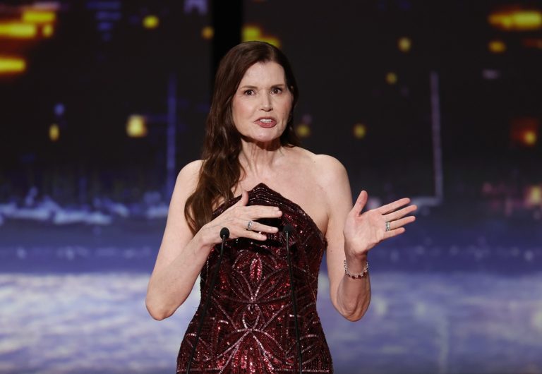 Η Geena Davis απευθύνει ομιλία στην τελετή λήξης του 79ου Φεστιβάλ Καννών, 23 Μαΐου 2026