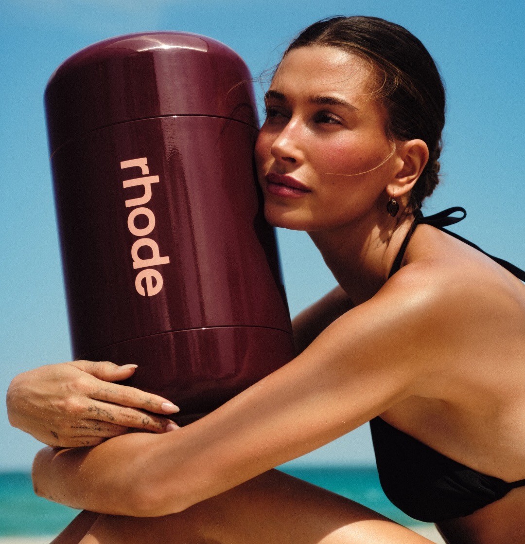 H Hailey Bieber με τη νέα καλοκαιρινή συλλογή Rhode