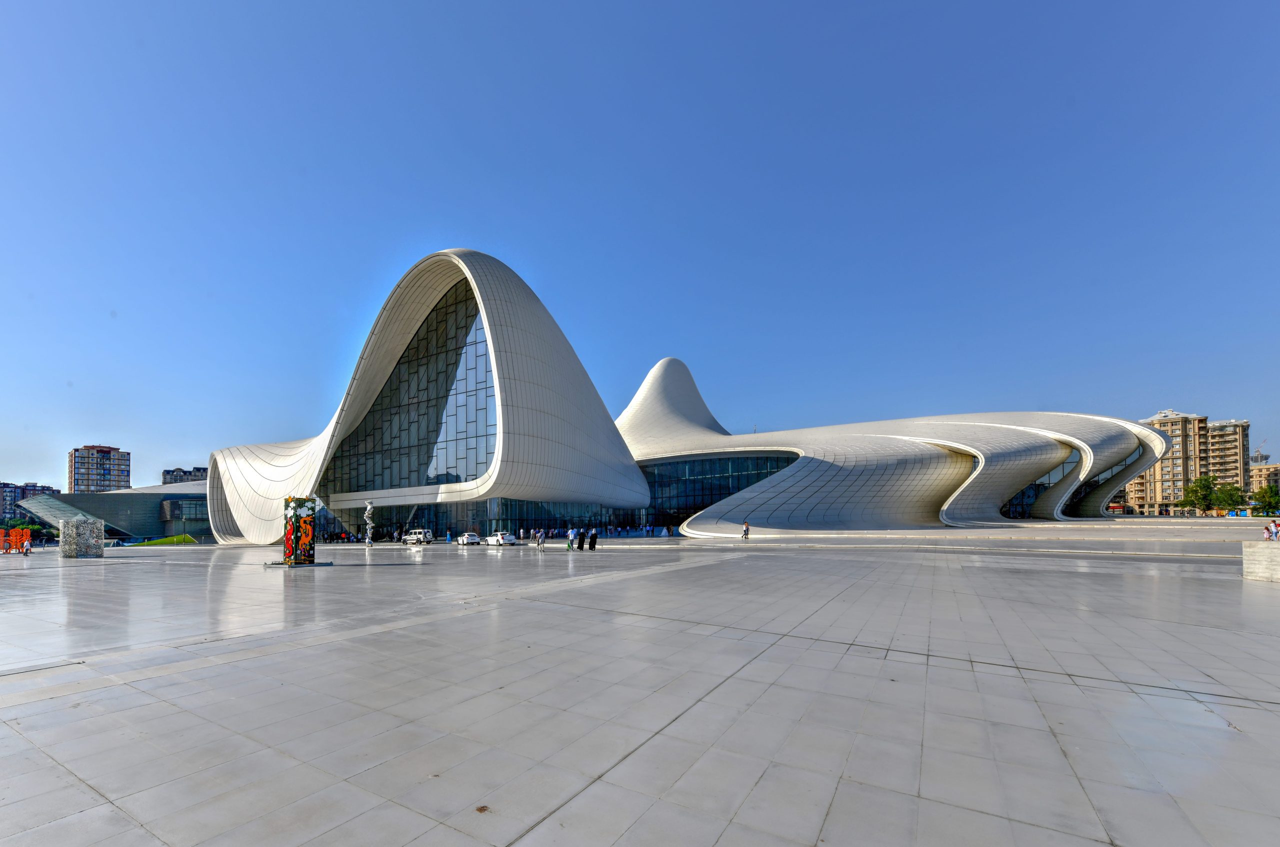 Κέντρο Heydar Aliyev στο Μπακού, Αζερμπαϊτζάν. Σχεδιάστηκε από τη Zaha Hadid. Το κέντρο στεγάζει αίθουσα συνεδριάσεων, γκαλερί και μουσείο.