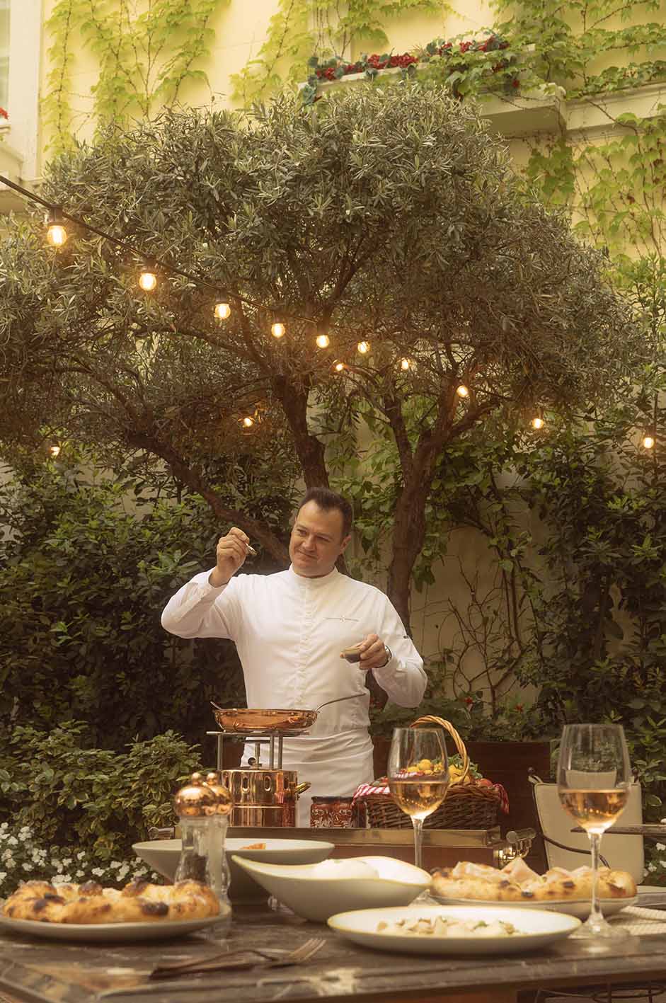 Ο Executive Chef Αστέριος Κουστούδης και η ομάδα του έχουν σχεδιάσει ένα μενού που βασίζεται στην απλότητα, τη γεύση και την ποιότητα.. Il Giardino Segreto -Asterios Koustoudis