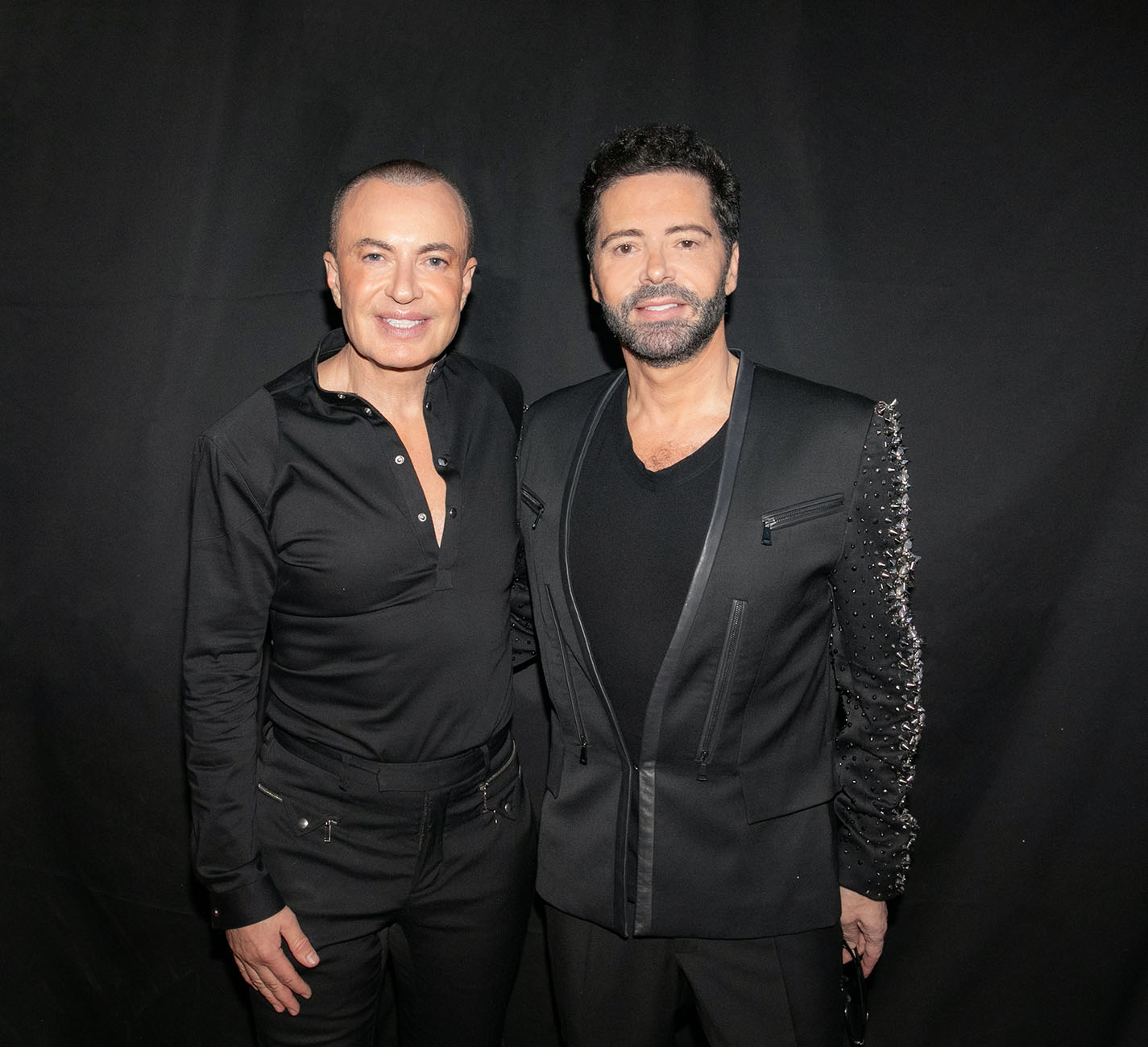 O σχεδιαστής Julien Macdonald με τον Χρύσανθο Πανά.