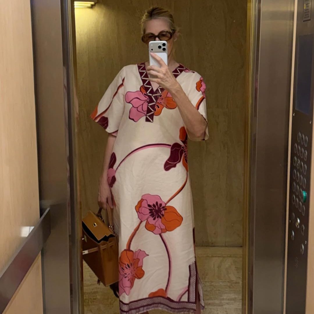 Η Kelly Rutherford με μπεζ καφτάνι φόρεμα MonBali με γεωμετρικά σχέδια, ροζ μπαλαρίνες Cayumas και καφέ τσάντα Hermes Birkin.