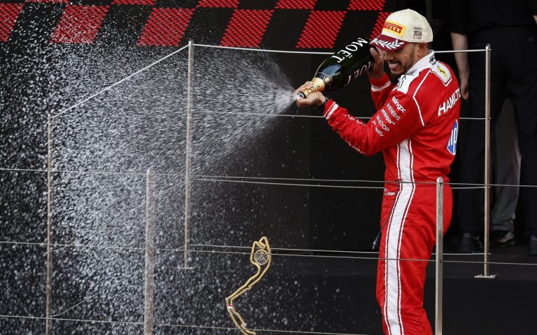 O Lewis Hamilton πανηγυρίζει τη δεύτερη θέση στο βάθρο μετά το Grand Prix του Μονακό, 7 Ιουνίου 2026